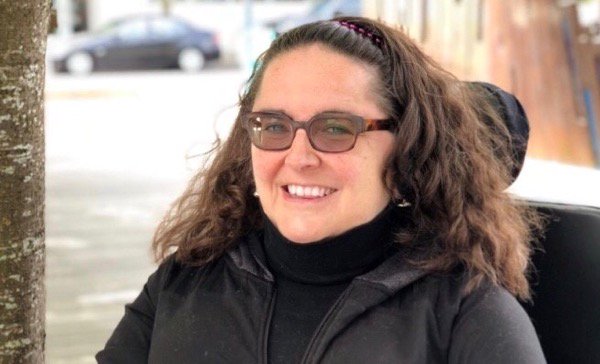 Portland_State's tweet photo. “Disability doesn’t discriminate. It can happen to anyone.” 

PSU alum @Chaosmavin, a wheelchair user all her life, applies the lens of personal experience to improve Portland’s services, processes &amp; culture to accommodate all. #AlumniMonth #fearlessPSU https://t.co/2oNbSU97Wu https://t.co/BwplskDZ39