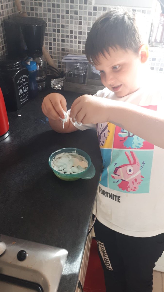 toddy2112's tweet photo. 2nd experiment, making slime from household things 🙈 @AbpsSch #abpsscienceselfie https://t.co/9SLUNqrPwo