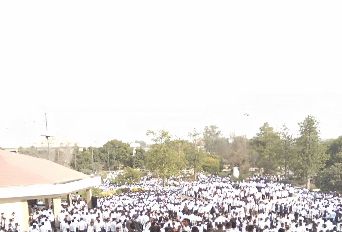 Santosh20050996's tweet photo. #justiceforebiz
@narendramodi @amitabhk87
This is the crowd of 40,000 ebizers
For development skills and we want  justice https://t.co/Lvl7ZezSnc