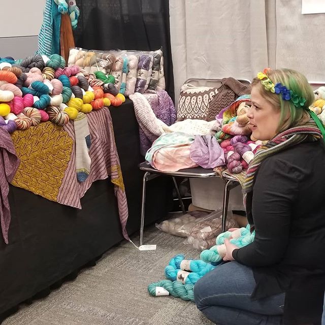 Anzula's tweet photo. I love yarning on the floor. #knitin https://t.co/F86tre2nPr https://t.co/KtAfw09qoV
