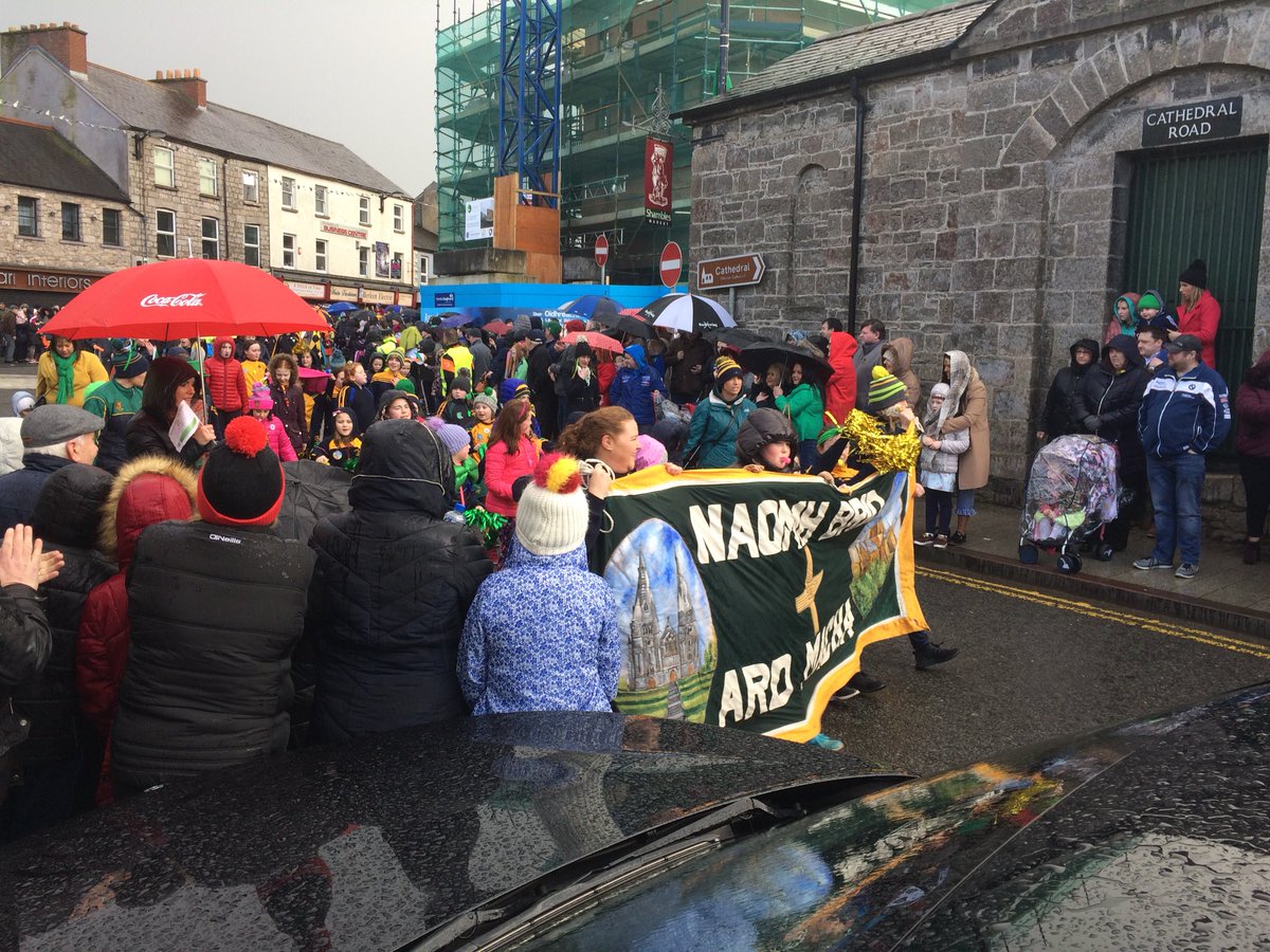 Cairdeteo's tweet photo. Bhí na mílte ar shráideanna Ard Mhacha inniu. Comhghairdeas le @westarmaghcons1 &amp; pobal Ard Mhacha. Míle buíochas leis na grúpaí uilig a ghlac comhartha Gaeilge dá bhflótaí. Thug muid amach na céadta greamáin @SnaGaeilge inniu. https://t.co/rFHz19ylEX