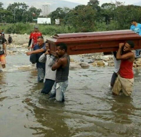 Adolfo_Legnar's tweet photo. Para compatriotas que partieron de este mundo lejos de su #Venezuela, lamentablemente tuvieron que cruzar por las trochas y caminos verdes hacia su país natal para recibir cristiana sepultura. #VillaDelRosario #SanAntonio #Cúcuta #Táchira #Colombia #Venezuela #17Mar https://t.co/2s88CMWX2v