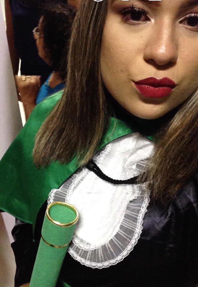 olivermayara's tweet photo. FOOOOORMEI CARALHO ( aqui posso expressar minha felicidade do meu jeito ) kkk bem formal #maravilhosaabaixaqueétiro #ihformei #seguraessaenfermeira #enfermagemporamor https://t.co/Jq4je7tQzl
