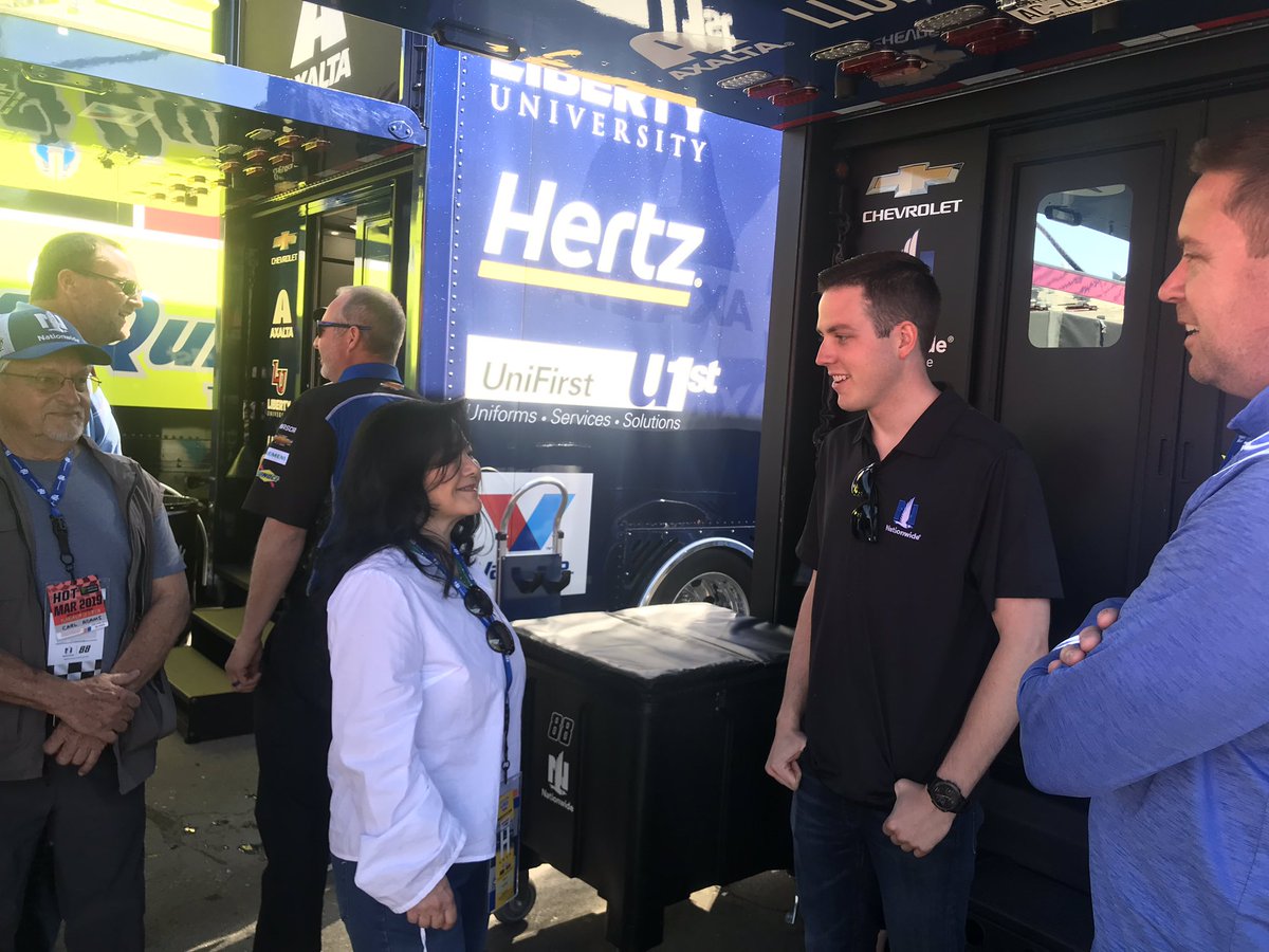 NationwidePet's tweet photo. #PetCrew Sweepstakes winner, Nadine and her friends meeting @AlexBowman88 https://t.co/HJzuzuDr2Y