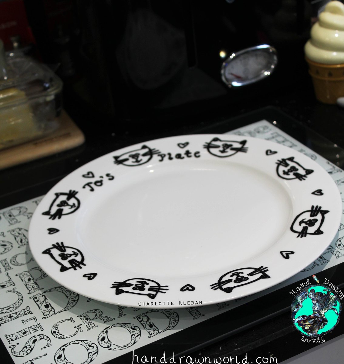 HandDrawnWorld_'s tweet photo. Serve the purrrfect meal on a hand drawn porcelain plate 🐈 

Can also be personalised with the name of the happy couple 💕🎁

https://t.co/PvQ6hKfVGm

#brumhour #weddingdaychat #handmadehour #cats #catlovers #weddinggifts https://t.co/vF6SMM6ivo