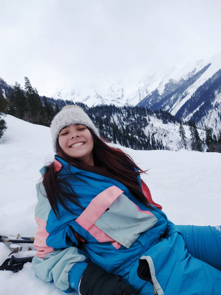 maari_inez's tweet photo. Em 20 dias:  Andei de camelo no deserto, esquiei na neve, subi uma montalha de neve no himalaia, fiz rafting à -4ºC, fui pedida em namoro em uma das maravilhas do mundo, fui onde o Buddha recebeu sua iluminação, entrei no Rio Ganges, andei de elefante, vi o Taj Mahal... E muito + https://t.co/LbkhIRqy6L
