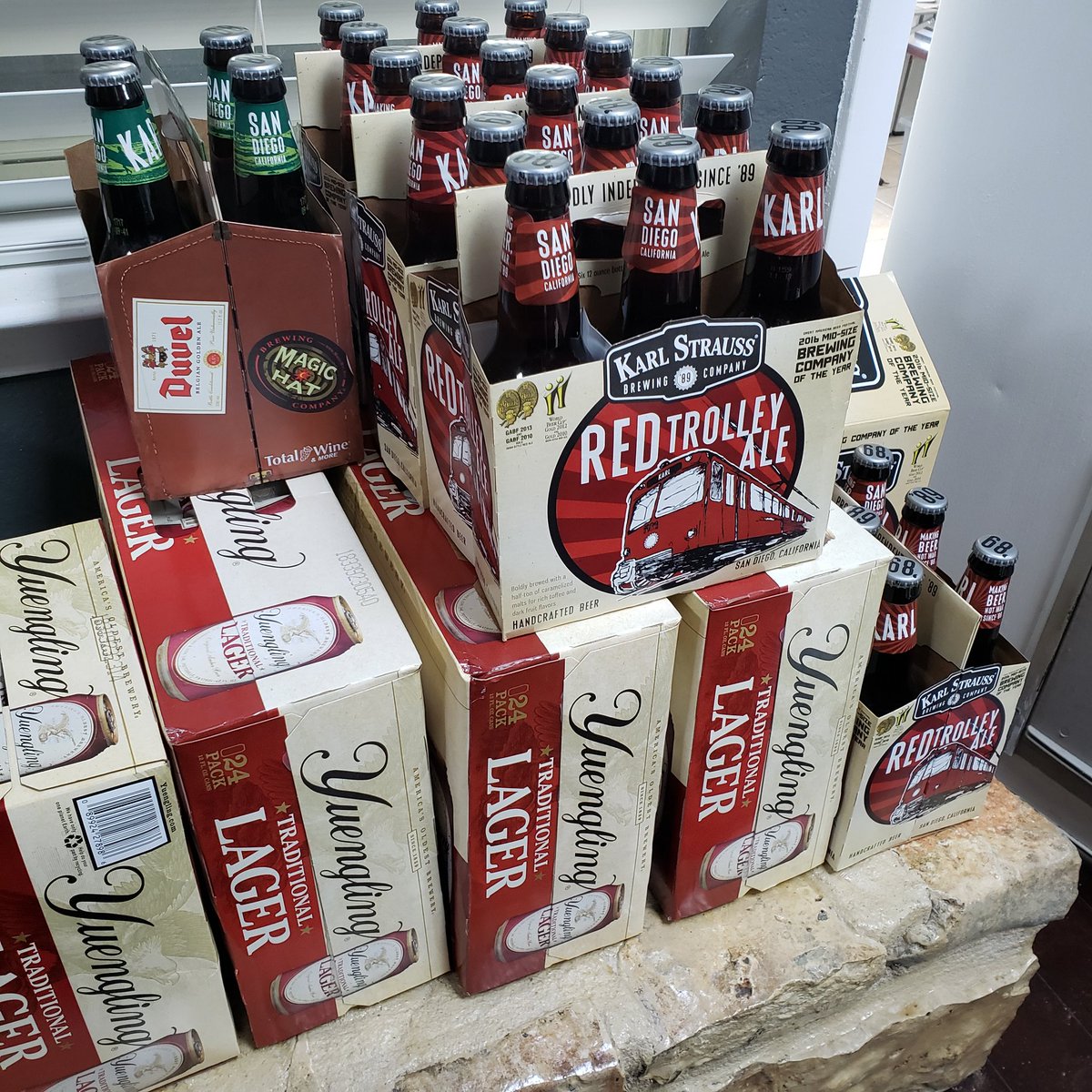 w4www_raker's tweet photo. East Coast and West Coast, meeting on the Third Coast. Neither beer is distributed in Texas. Thankful for friends who do long distance beer runs. @KarlStraussBeer #redtrolleyale #RedTrolley #ale #tower10ipa #Tower10 #ipa @Yuengling_Beer #Lager #beerrun https://t.co/OJ5IuI2hZ7
