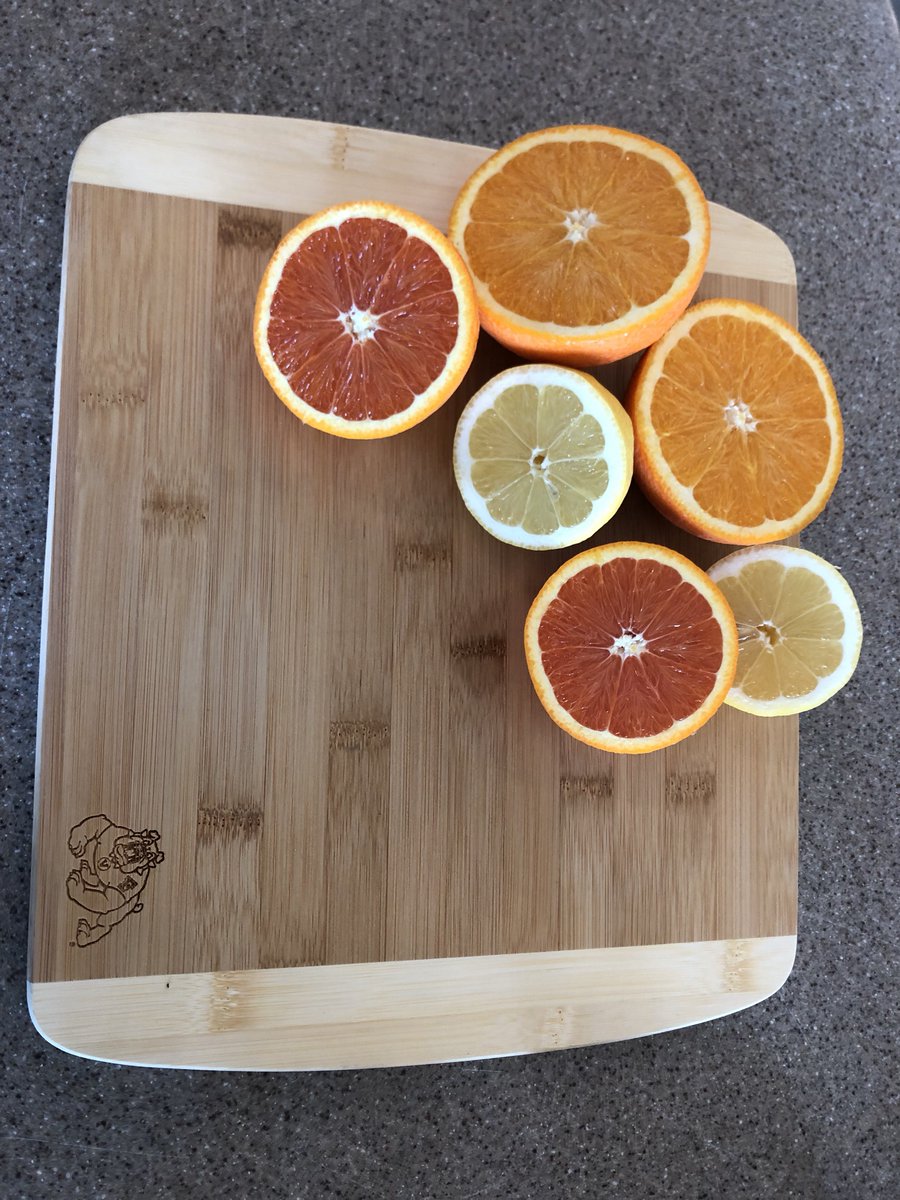 FresnoStateGFM's tweet photo. We still have a variety of citrus at the market! 🍊🍋 Which is your favorite? https://t.co/uexho3qHzK