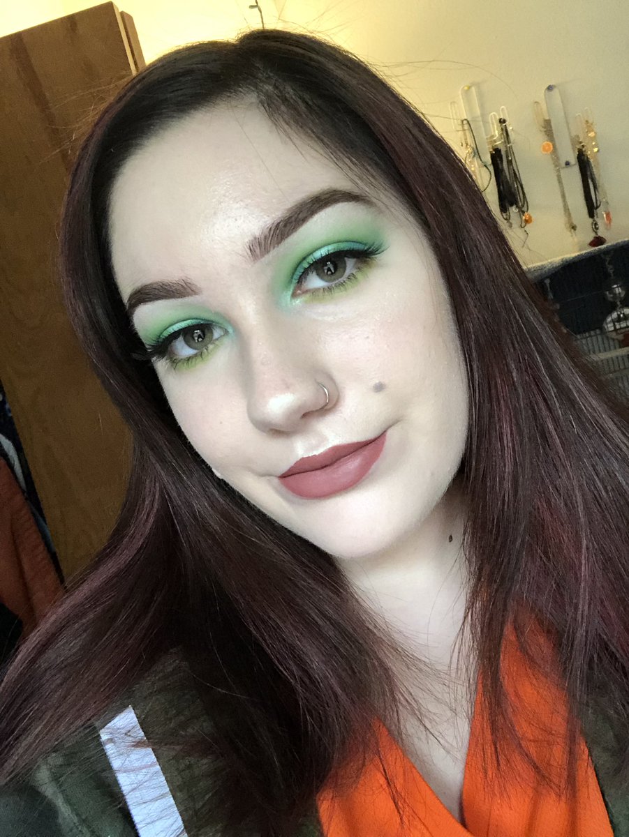 acciogray's tweet image. imagine getting pinched today couldn’t be me 💅🏻😌