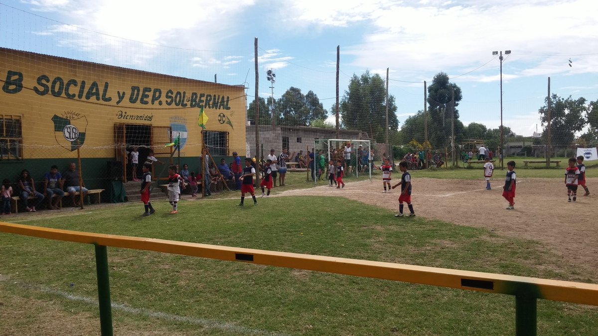 UniondeClubesQ's tweet photo. Arrancó la Liga de la UCBQ en el Sol de Bernal. Felicitaciones a los clubes organizadores!! https://t.co/OA2cY4CiVp