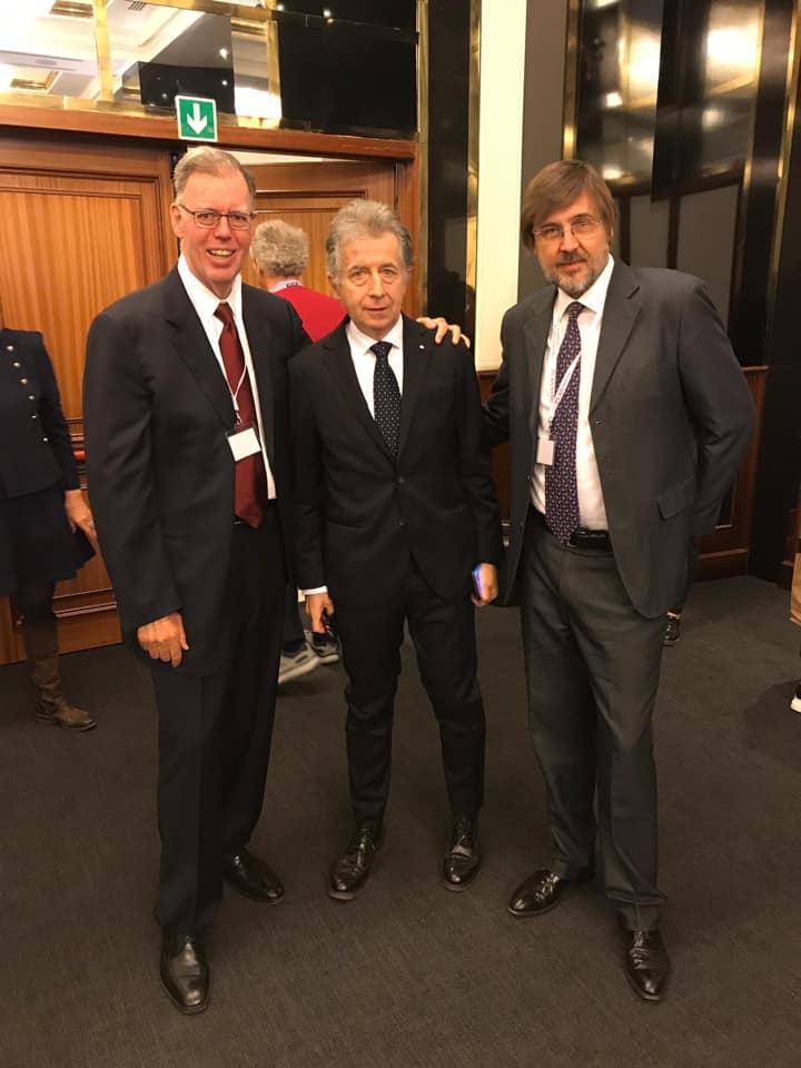 SinsebComunica's tweet photo. #SINSeB presente a #Milano con il suo presidente #DrAngelini al #ZoneConsultantMasterCourse con #BarrySears. Relazione su #Omega3Sport #SportNutrition #Supplements #Enervit #Enerzona #SinsebSemprealTop #SinsebGuys #TuttoilRestoèNoia https://t.co/nKdp5Qnt6C