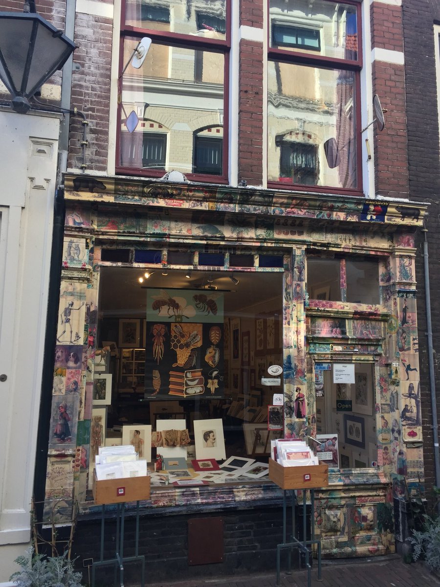 Locanza_com's tweet image. Creatieve &amp;amp; aantrekkelijke etalages kunnen een belangrijke manier zijn om promotie voor je winkel tentoon te spreiden. 🤩Klanten moeten dan nogwel eerst langslopen..

Via #Locanza promoot je jezelf direct aan je #fan(s)! 

#retail #ondernemers #lokaal #geluk #CustomerExperience