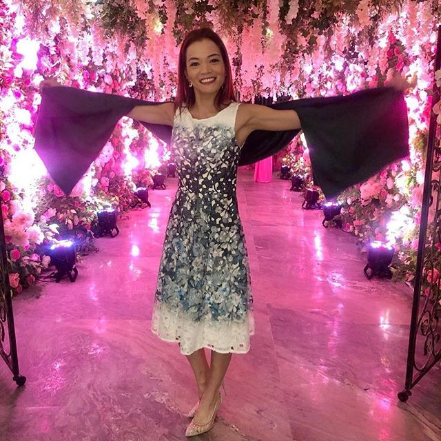 leanne_119's tweet photo. On the rare occasion that the girly side comes out #hkwedding  #cousinlove  #flowerpassage #didntcatchthebouquet #weddingdecor #phaseeight https://t.co/GxXPCiKsv6 https://t.co/1hNw2vGtWy