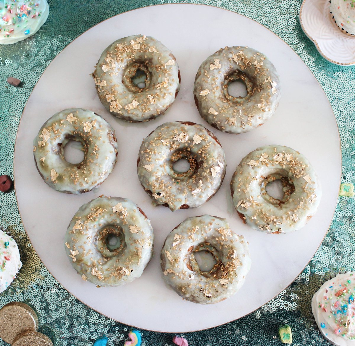 BokuSuperFood's tweet photo. 🍀Happy St. Patrick’s Day!🍀 Our vegan baked #BokuSuperMatcha donuts are the perfect healthy green treat for today. @3rdandLuxe added edible gold foil to really make them festive! 🌈 https://t.co/jxMyKg2xyI #BokuSuperfood #StPatricksDay #matchagreentea #matchadonuts #vegandonuts https://t.co/B8wPfEilhu