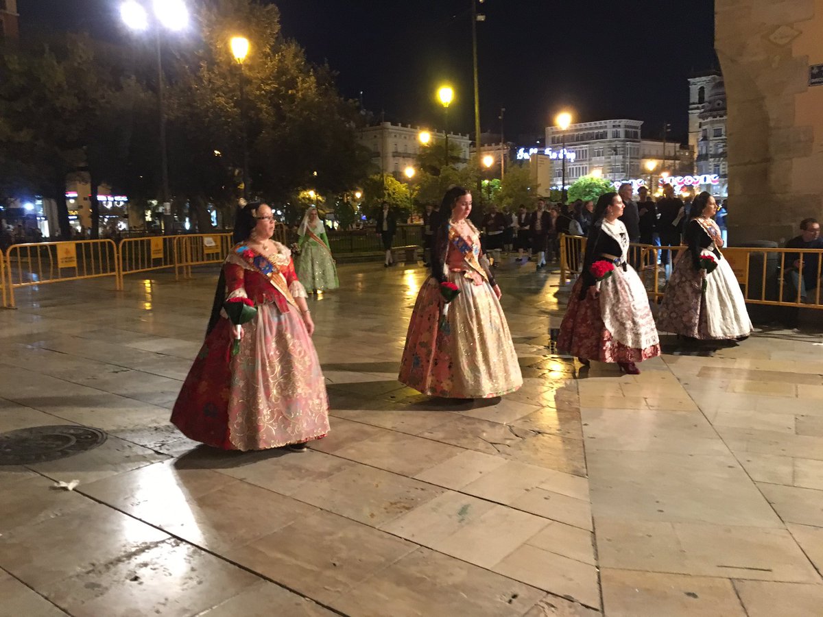AjMislata's tweet photo. #FallesMislata19 | Els fallers i falleres de #Mislata van entant poc a poc a la Plaça de la Verge, un dels moments més esperats per tot el món faller. https://t.co/aIkAyFDruV