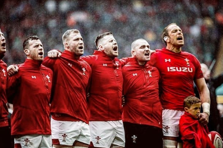 Perrugby's tweet photo. 🏴󠁧󠁢󠁷󠁬󠁳󠁿Momento de himnos en Cardiff. Todos los jugadores tienen puesta la campera menos el capitán, que se la dio a la mascota que salió a la cancha con los jugadores, para taparlo de la lluvia y el frío.

🔝Cada día que pasa se lo quiere un poco más a Alun Wyn Jones https://t.co/VOAoVlDXyT