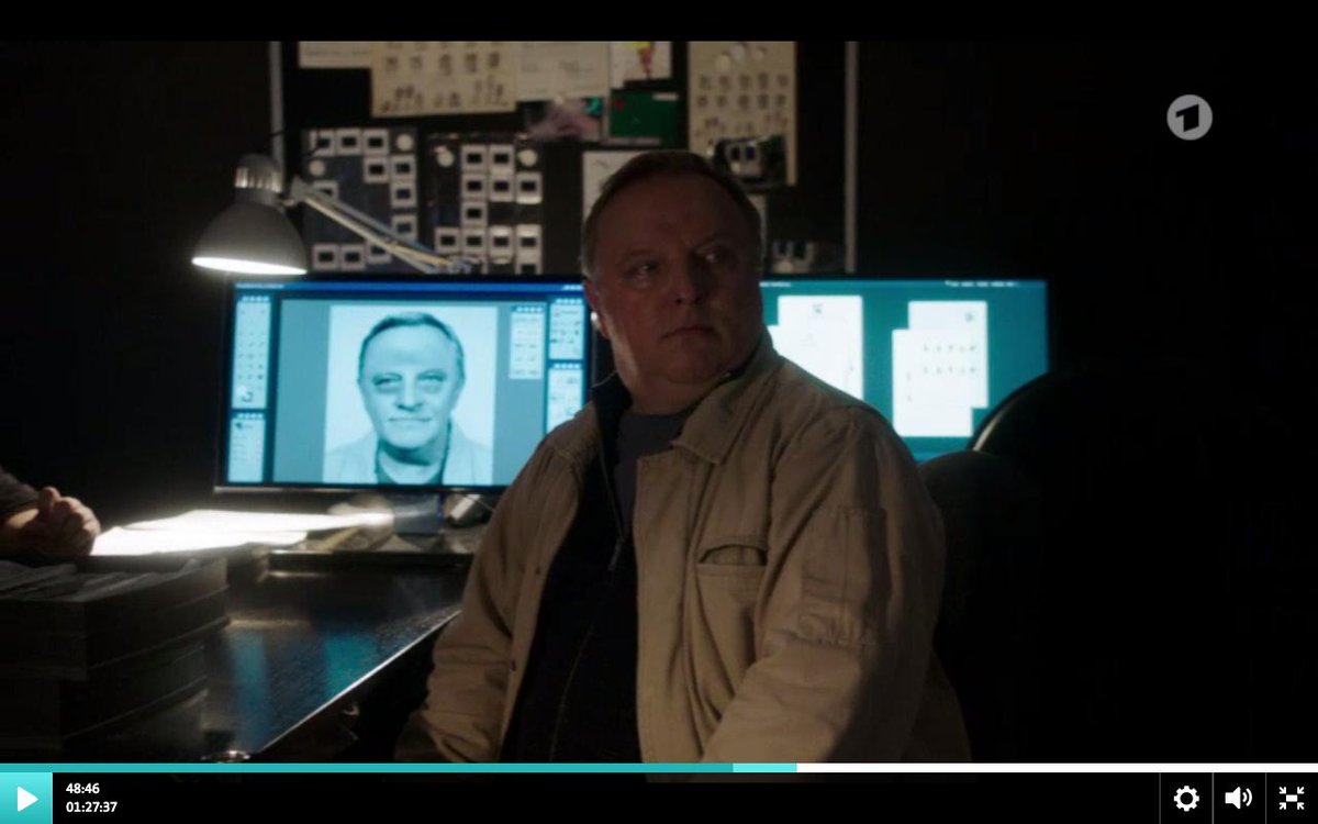 Jetzt wird die Frage 
"Spieglein, Spieglein an der Wand, wer ist der Schönste im ganzen Land?" endlich beantwortet: 

Sexy <a href="/JanJosefLiefers/">Jan Josef Liefers</a> sieht so geil aus wie immer, aber statt dem armen Axel hat der Phantombildzeichner einen zerdetschten Pfannekuchen gekritzelt! 😂

#Tatort