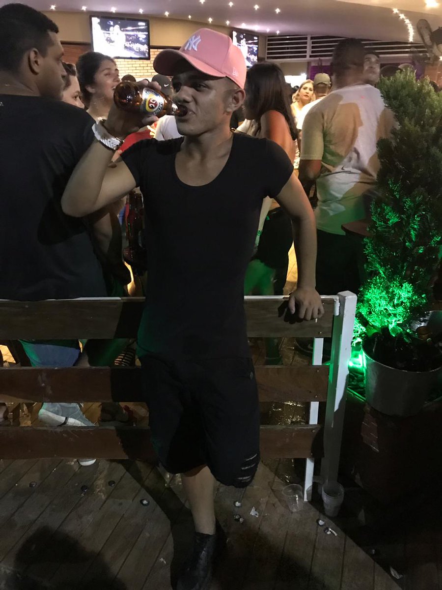 caiomarcelo99's tweet photo. Sobre uma noite incrível 😏🍻#payol https://t.co/QA0DQegVq6