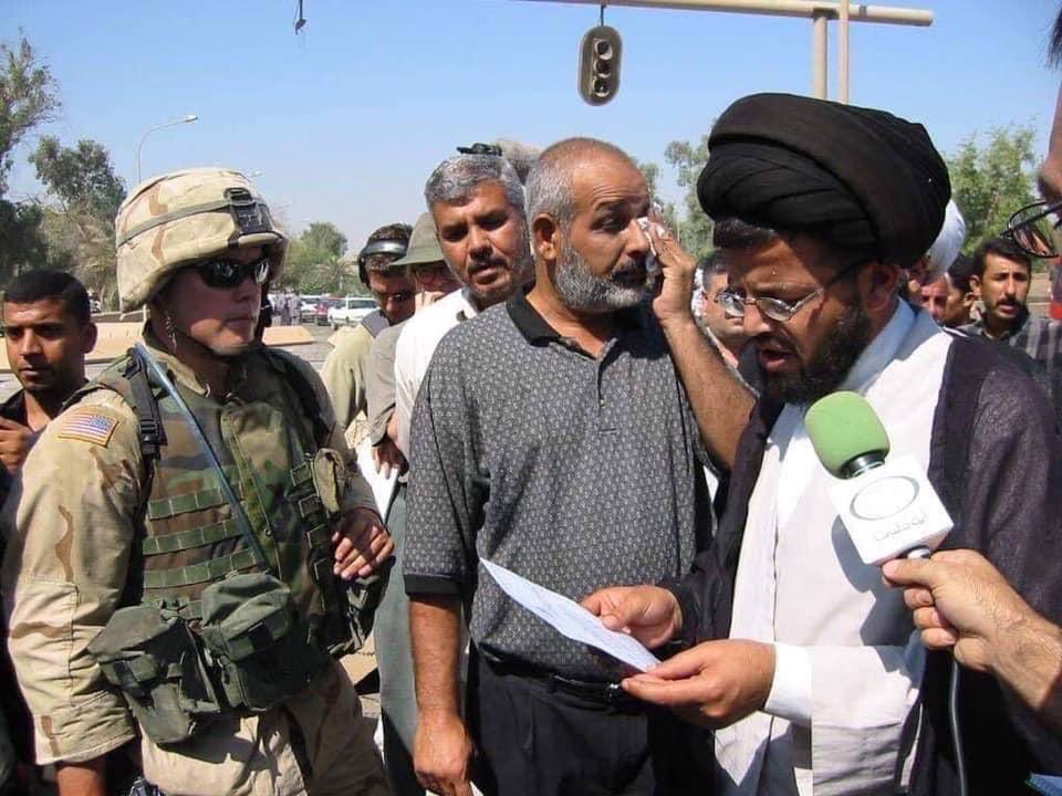 #جواد_البولاني..قبل ان يعيينه عبد العزيز الحكيم وزير للداخليه ..واگف ينتظر يصيحون اسمه للتعيين يم الامريكان والسيد ديقرة الاسماء..شوفوا لحيته والتيشيرت الي لابسه #العراق