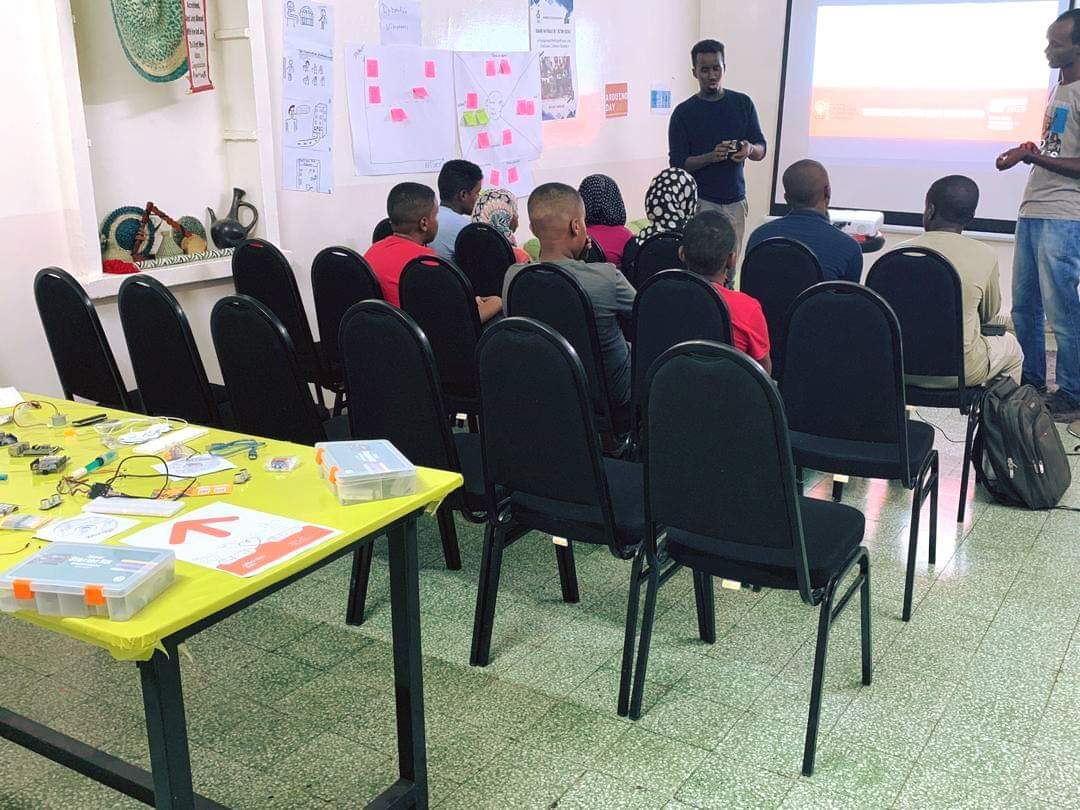 DjiboutiTechHub's tweet photo. [#ArduinoD19-#Djibouti]
La journée a démarré par une séance d’introduction générique sur #Arduino et son utilisation dans diverses applications. #Djibouti #ArduinoDay2019 #CTID #CTID2ans #LaFabriquedesTalents #Tech253 https://t.co/clCsNBmzq5
