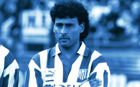 Hoy cumple 53 años José Luis "el negro" Villarreal, mediocentro internacional argentino que llegó al @Atleti en el mercado de invierno de la 92-93. A pesar de sus muy buenas referencias no cuajó en el equipo (5 part) y lo dejó al final de esa campaña. Felicidades.
#HistoriaATM