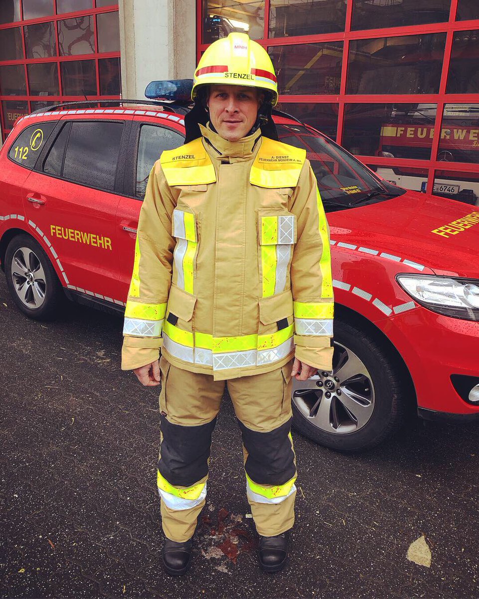FWMonheim's tweet photo. Führungskräfte Kennzeichnung der #FeuerwehrMonheim. Hier ist der A-Dienst zu sehen. Er nimmt die Funktion des Einsatzleiter ab drei Löschzügen und bei besonderen Gefahrenlagen wahr. Der A-Dienst wird in #Monheim immer vom Leiter der #Feuerwehr oder einem Stellvertreter gestellt. https://t.co/IWXSxMgwBz