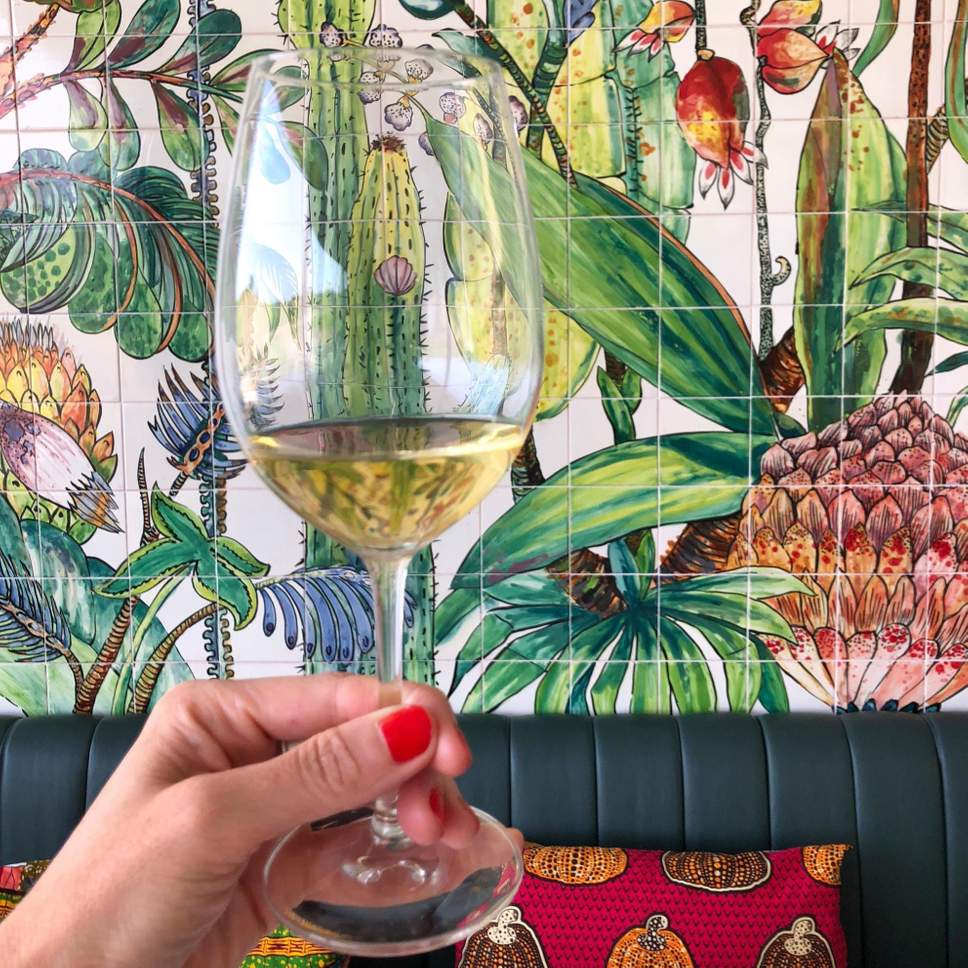 JorgeCarmo9's tweet photo. #Alentejo #wine #foodies #hospitality 🏘️☀️🌻🥰 Fine wine and warm hospitality: Uncovering Portugal's Alentejo. Touring family-run tabernas, wineries and olive groves Georgia Hopkins enjoys the simple way of Alentejan life... https://t.co/lZ0E21TqFp https://t.co/YyLwf4skZD