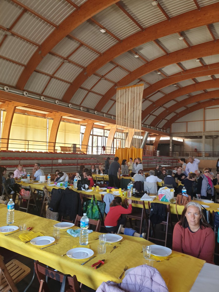 Els <a href="/jovesbesalu/">Grup Joves Besalú🎗</a> i les <a href="/EntitatsdBesalu/">Entitats de Besalú</a> han organitzat, altra vegada, una #calçotada popular al pavelló #1Oct x les #caixessolidaritat. Gràcies a totes i tots! Compromís, solidaritat i suport #freeTothom