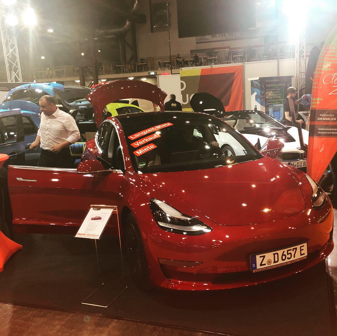 _tho_'s tweet photo. Heute zum Erfahrungsautausch am #Stammtisch. #ElektromobilitätSachsen bei der #mobil3 #Mobilitätsmesse in #Chemnitz. #Elektromobilität #Elektroauto #Emobility #EmobilityEast #Sachsen #Tesla #Hyundai #nextmove https://t.co/OVyOQEyLFx