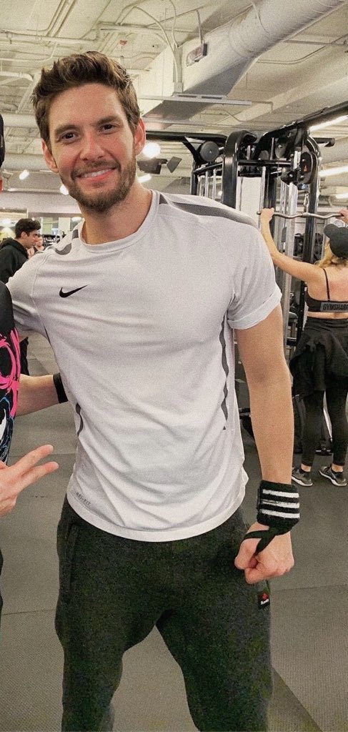 bensdoingthings's tweet photo. ben barnes gracing fans with his presence at the gym https://t.co/ioGtbqvSmE