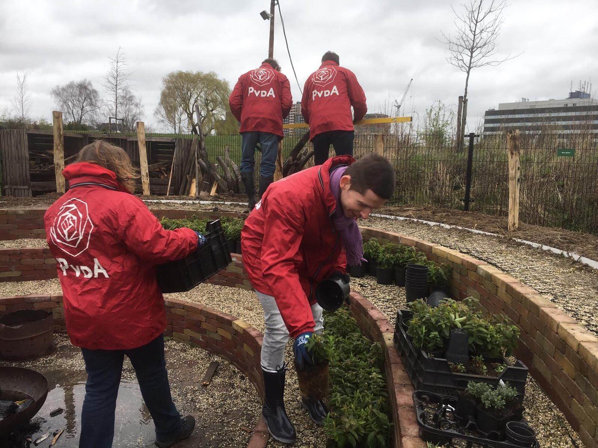 ScoutingStJoris's tweet photo. Gisteren tijdens #NLdoet2019 is er ook bij ons druk geklust. 
Buiten is de kampvuurkuil voorzien van een hekwerk, trap en nieuwe beplanting. Binnen is er gewerkt aan speciale tentvakken in het materiaalhok. Enorme dank gaat uit naar J.W. Lagendijk Hoveniersbedrijf &amp; @PvdARkerk https://t.co/4oHW5Z3RIz