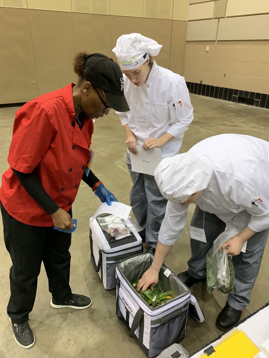TheOfficialMHF's tweet image. Robert and Carmella McTyre check-in the culinary team from the Sanilac Career Center by reviewing the student’s ingredient list of dry and refrigerated goods. Thanks to all our judges for such a great job this weekend. #MichiganProStart #MPSC2019 #MadeinProStart