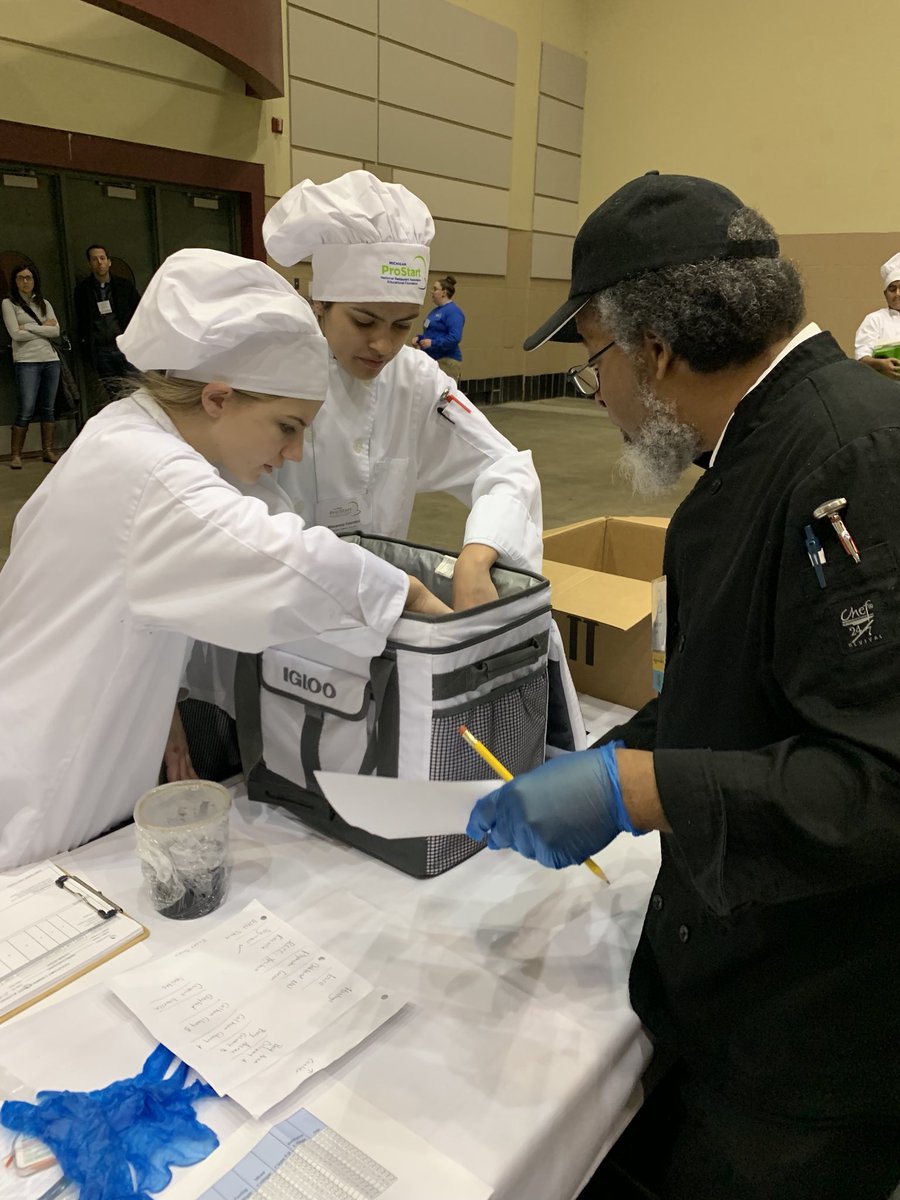 TheOfficialMHF's tweet image. Robert and Carmella McTyre check-in the culinary team from the Sanilac Career Center by reviewing the student’s ingredient list of dry and refrigerated goods. Thanks to all our judges for such a great job this weekend. #MichiganProStart #MPSC2019 #MadeinProStart