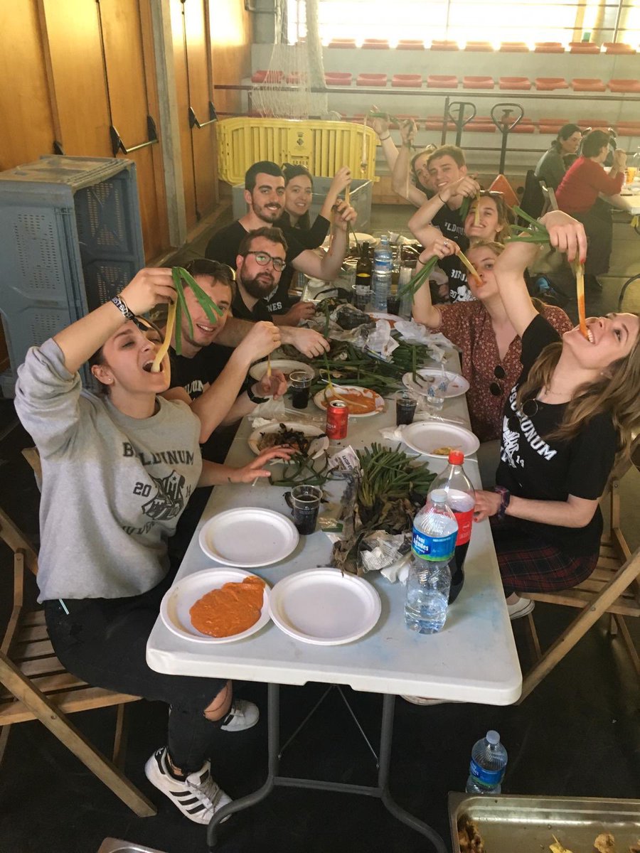 Unes 220 persones a la Calçotada popular d'aquest any. Moltes gràcies a tothom per venir i col•laborar! 
Ni un pas enrere!✊🏼