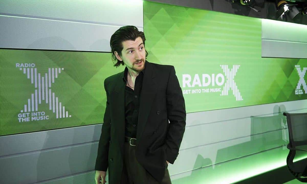 Alex Turner y su nueva novia: una cantante francesa chitchatpost.com/es/alex-turner…