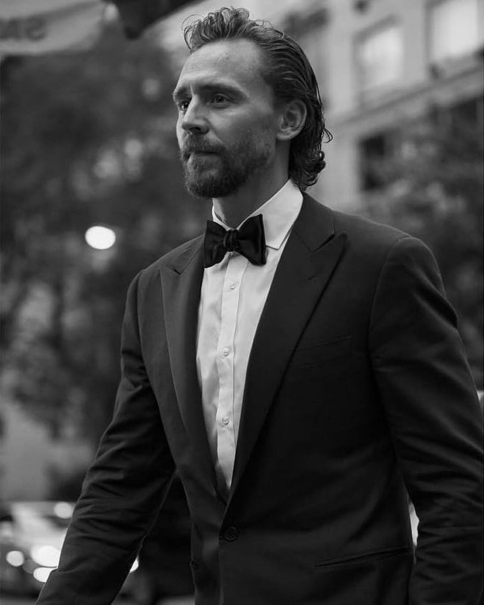 MischiefsHand's tweet image. He's heard Sundays is the day everyone dresses up to look good looking. 

     So he did just that for his love.

            ✦ #SeductiveSunday ✦