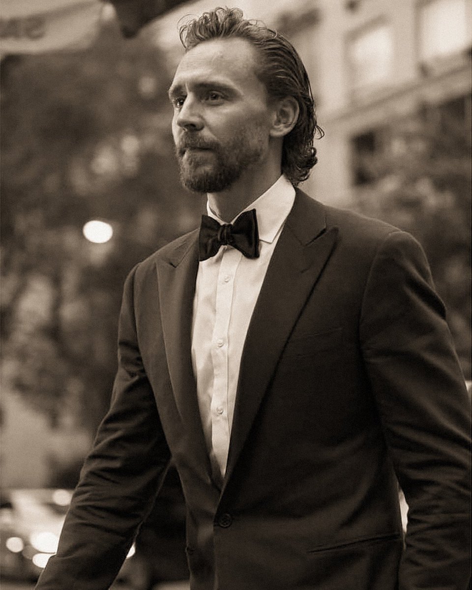 MischiefsHand's tweet image. He's heard Sundays is the day everyone dresses up to look good looking. 

     So he did just that for his love.

            ✦ #SeductiveSunday ✦