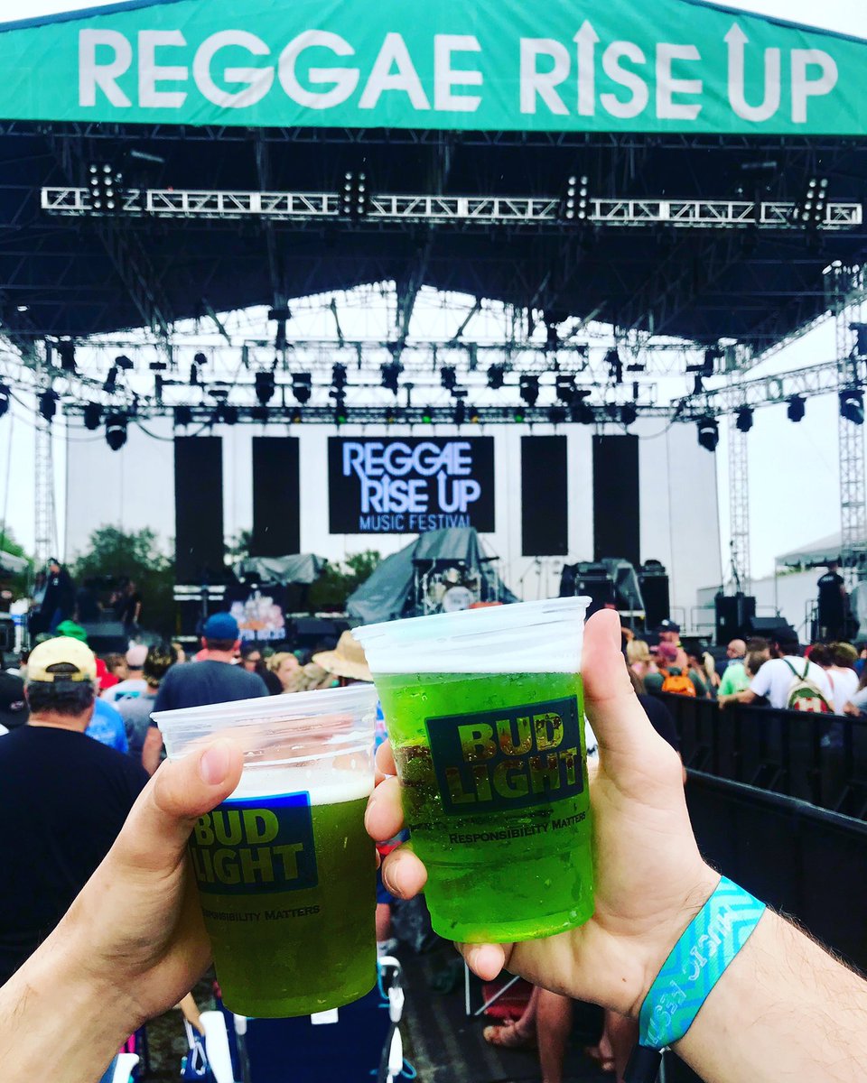 97xonair's tweet photo. HAPPY ST. PATRICK’S DAY! 🍀 Greetings from @ReggaeRiseUp! Hope everyone has a fun and safe Sunday! 💚 

#StPatricksDay #ReggaeRiseUpFlorida #RRUFL https://t.co/PwCPWJzDRE