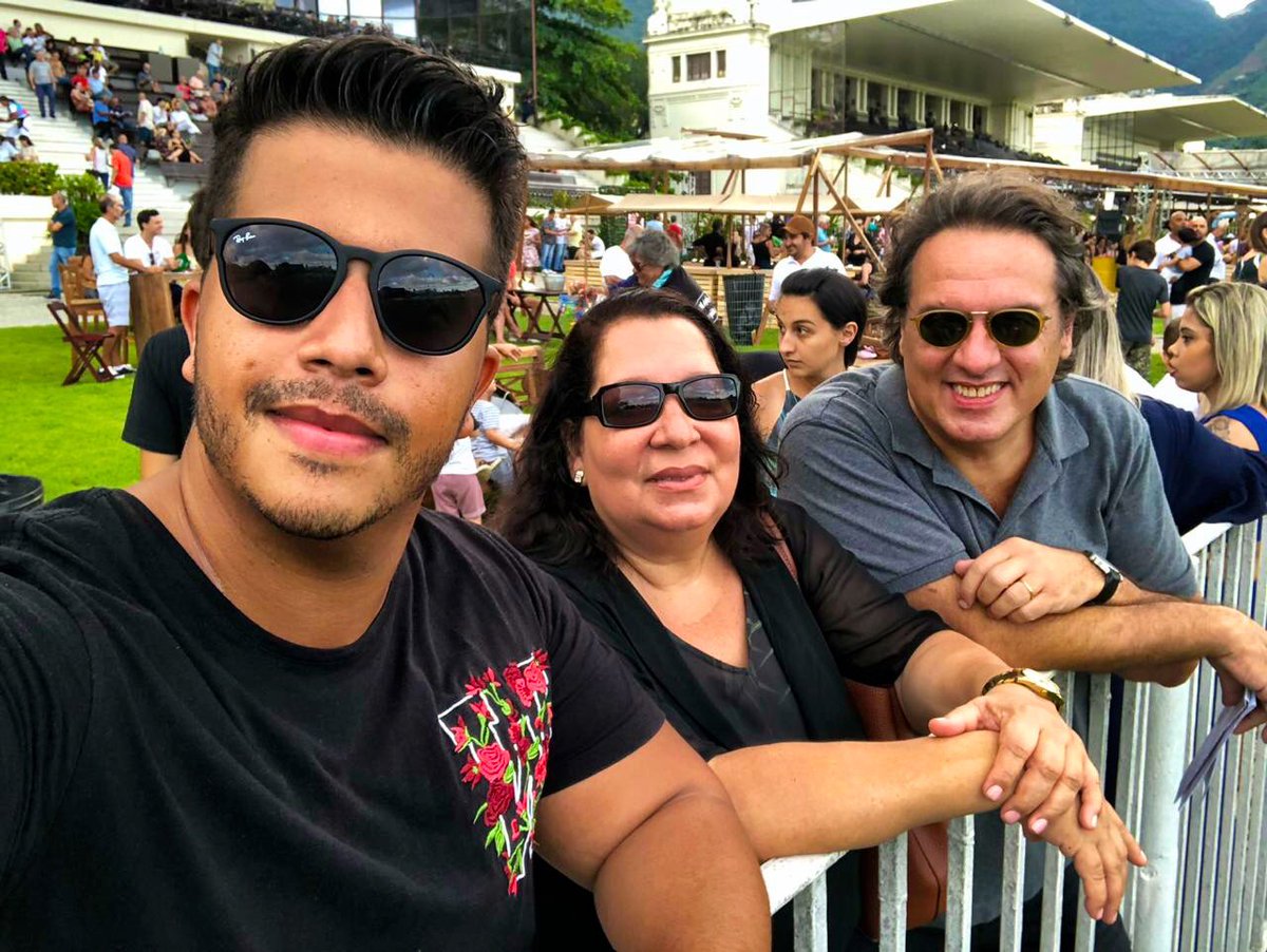 GustavoBastos's tweet photo. Sócios apostando e ganhando, mas principalmente curtindo a vida. #triplicecoroa #corridasdecavalo #corridasdecavalos #pmu #onzevinteum #pmu #socios https://t.co/ymnG9stmqZ