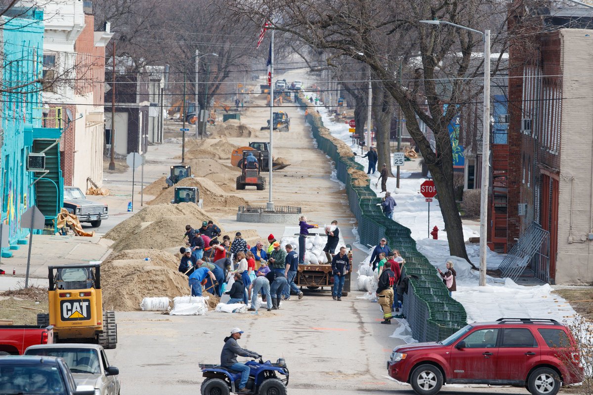 Across the ever expanding #MissouriRiver in #Iowa, residents of Hamburg working to stop a wall of water from #flooding their town.  This <a href="/RSoderlin/">Ryan Soderlin</a> photo is breathtaking. 
#Nebraska &amp; #iowaflooding images-> bit.ly/2HmDZtr