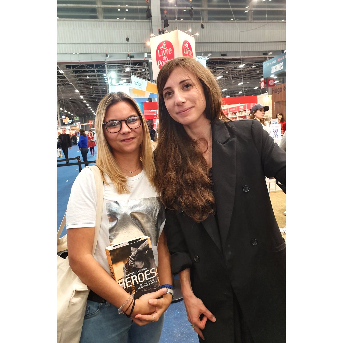 Alicia04_30's tweet photo. Et pour finir en beauté avec @BattiTarantini , une personne tellement magnifique, adorable et douce, la file d'attente était tellement longue mais ça en valait la peine ! Merci pour tout ma maman et moi étions trop heureuse ! 😍😍⭐ #livreparis2019 @HugoNewRomance https://t.co/rWVef03O13