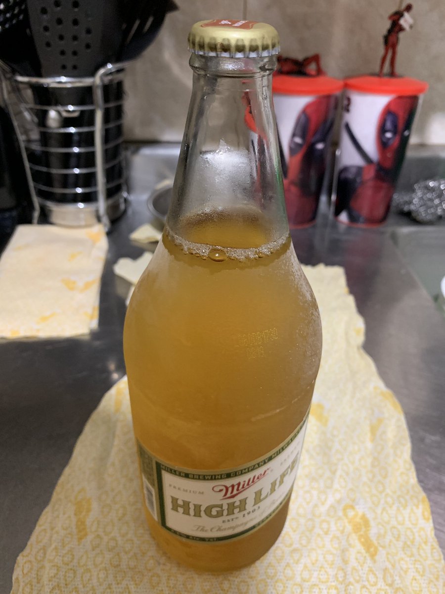 alexdelareta's tweet photo. Ya me compré una caguamita porque pues una cerveza es la mejor compañera en un domingo para un solitario como yo.
#oldmancore #midlifecrisis https://t.co/5IucbiUFws