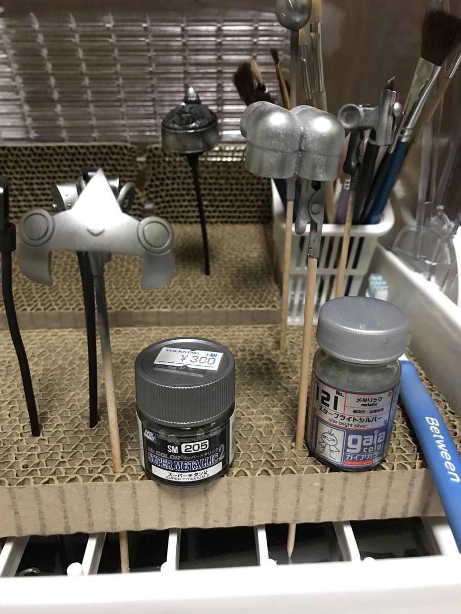 monbana's tweet photo. 腕の整形がようやく完成して、
シルバーまで塗装ができた。
あとは、
クリア系で色つけて、
クリアを吹いて磨いて
クリア吹いて磨くだけ！
#プラモデル #模型 #模活 #塗装 https://t.co/2vUXK7iQzl