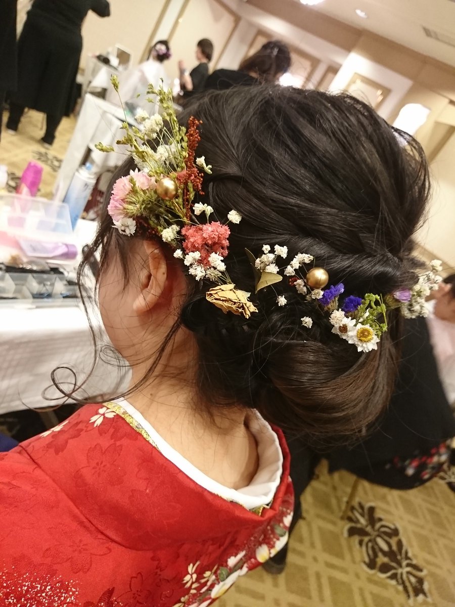 1024HairMake's tweet photo. 一日目終わり！出勤します☺️
ご卒業おめでとうございます😃
#はっせーアレンジ
#卒業式
#ヘアアレンジ https://t.co/UmNQtaYng0