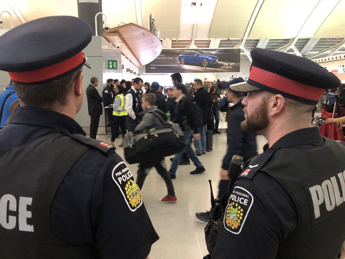 GPmedia_24's tweet photo. ALL FLIGHTS CANCELLED: @TorontoPearson confirms ALL flights to U.S. scheduled to depart from Terminal 1 tonight have been CANCELLED. Result of a fire on terminal secure side - fire is OUT, crews clearing water &amp; smoke. Peel police asst with displaced travellers.(PRP twitter pic) https://t.co/LNMwz1mVC3