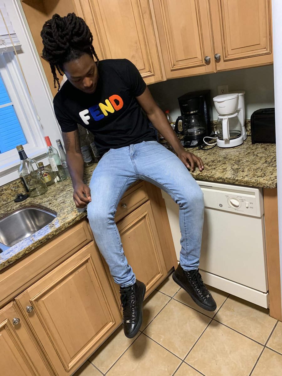 _its_don's tweet photo. Should’ve been a pimp the way I move my lips 🤫 https://t.co/7UG0xDOjqE