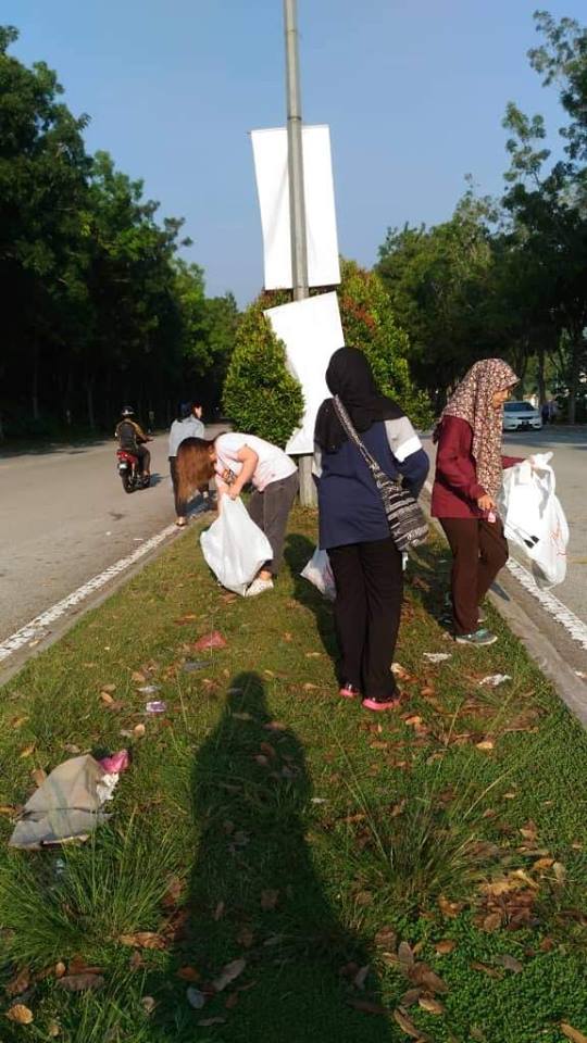 CSDCUpm's tweet photo. Mereka telah mengumpulkan sejumlah 26 plastik sampah 5 daripadanya telah dihantar ke Pusat Kitar Semula. Mari bersama amalkan kebersihan.
kredit : @uputramalaysia
#CSDCUpm
#PKPPUPm
#PutraBakti
#WeLoveUPM https://t.co/P2tqAh4qBj