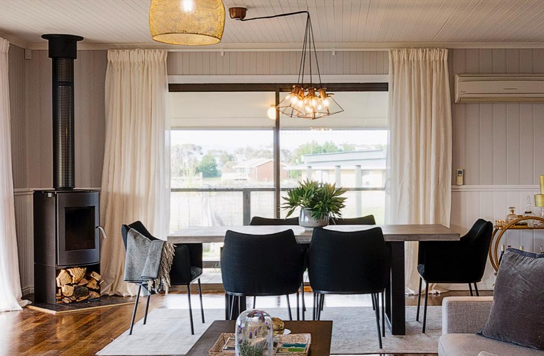 Lisa_LAbode's tweet photo. This luxury absolute waterfront cottage is situated on 3 acres of beautifully manicured land in the heart of Tasmania , complete with its own private beach.
https://t.co/02PlMpxORq
.
.
#tasmania #labode #luxury #shorttermstay #homesweethome #airbnb https://t.co/JuojfqUz8O