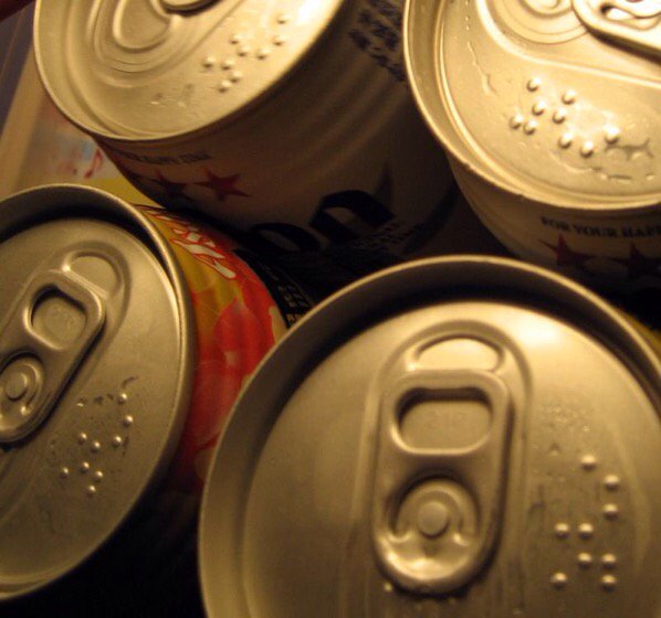 في اليابان غالبًا علب المشروبات تكون مكتوبة بلغة برايل حتى يعرف المكفوفين المشروب الذي بين أيديهم.