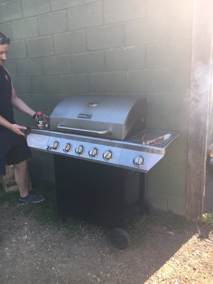 DallasDiablos's tweet photo. Perfect cookout weather! Come join us at @thedallaseagle for hot dogs &amp; burgers 🍻 https://t.co/AoU0Sznuxp